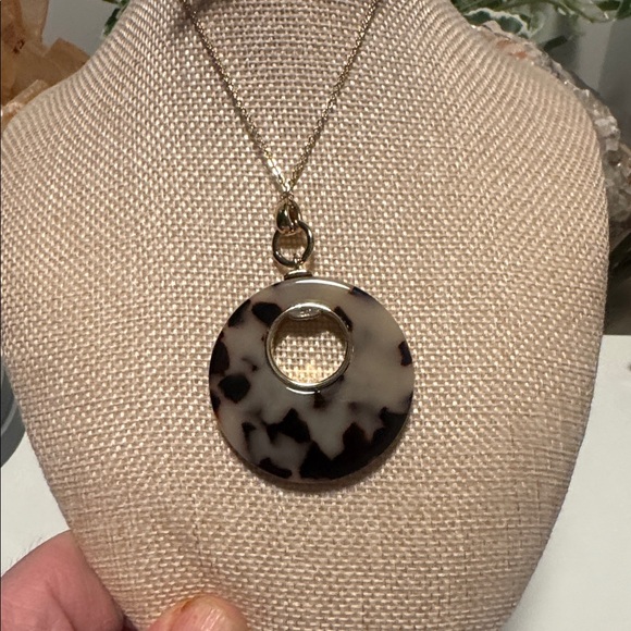Gold-Tone Pendant Necklace with Tortoiseshell Resin Disc. (BR999/10) - Picture 3 of 3